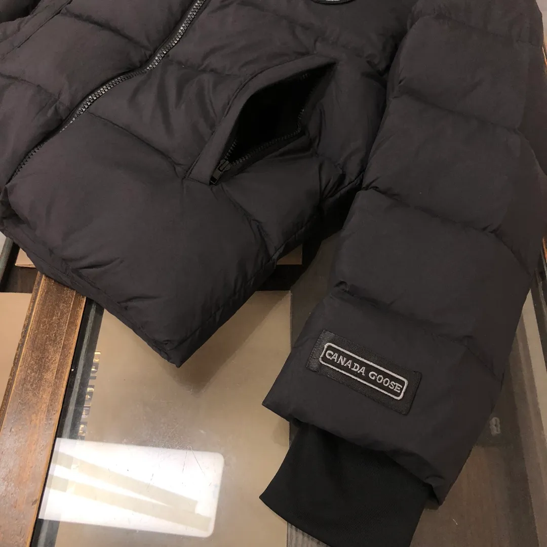 P1020 𝘾𝘼𝙉𝘼𝘿𝘼 𝙂𝙊𝙊𝙎𝙀/Canada Goose Down Jacket Bakery Couple Style 3M Reflective Black Label Parka/Junction Parka is made of CORDURA@'s super-soft EnduraLuxe fabric, which enhances the durability of easy-to-wear parts, making it lightweight and durable. 360-degree reflective strips on the hood improve visibility in low-light environments. 90 white duck down ~ There are also straps inside so that the jacket can be placed on the shoulders to free up hands. The down placket is designed with invisible snap buttons on the two-way zipper to prevent wind and keep warm. Unzipping the zipper from the bottom can increase the range of motion or improve breathability ~ Ribbed knitted cuffs increase comfort and lock in heat, and the hem has an internal drawstring to block cold wind [Wide version] A-line silhouette ➕ Bread suit tailoring design, the wide OS style can cover all body defects and also brings a sense of handsomeness! ! j03 Color: Black Brown Size: XS S M L XL XXL